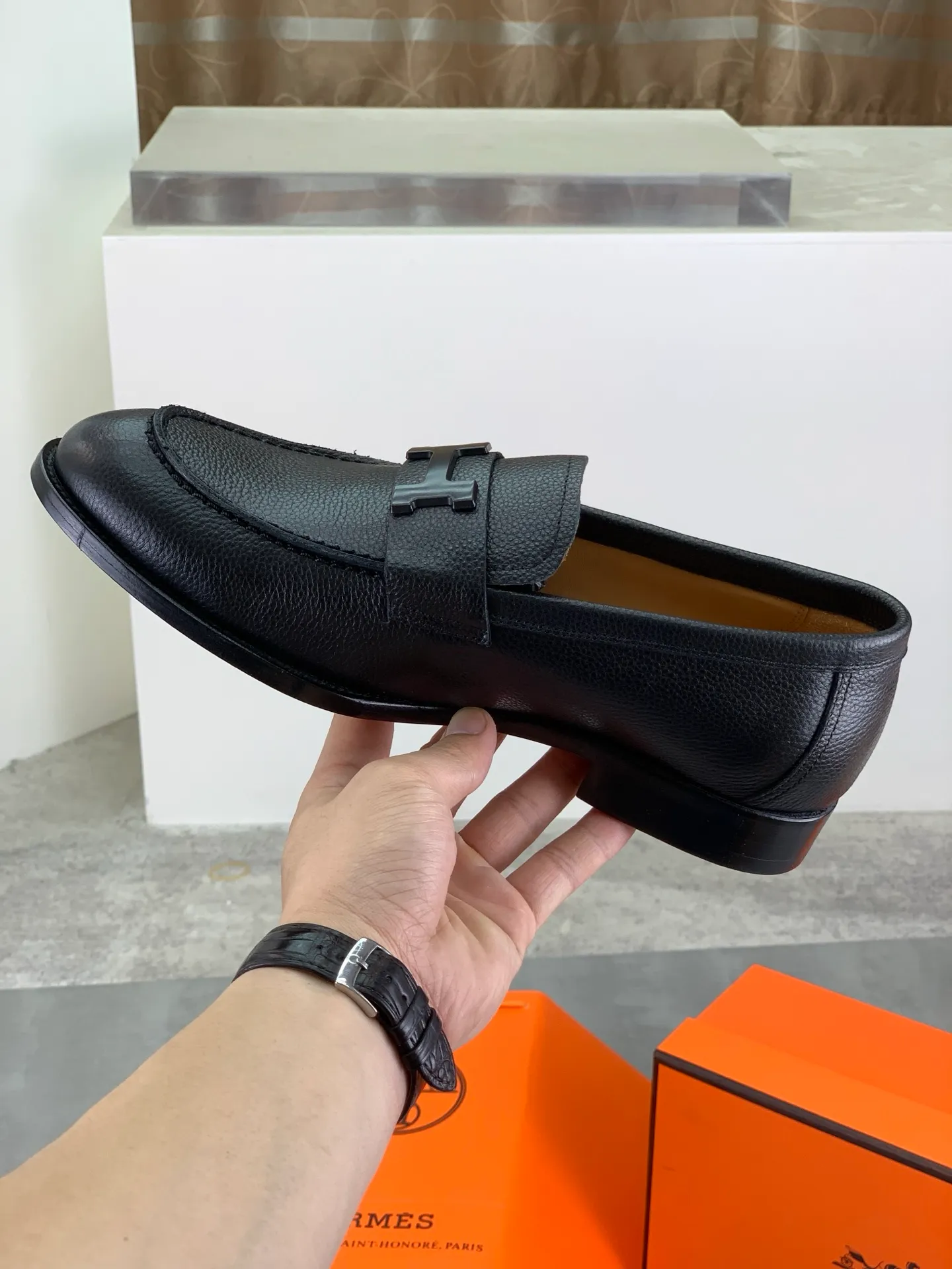 Factory price P980 💰💎💎💎 Original genuine leather outsole Brand: Hermès Grade: Same as the official website Original quality materials: Original soft calfskin Water-dyed cowhide lining Original Italian genuine leather outsole Style categories: Men's fashion Formal casual leather shoes Slip-on men's shoes series Young fashion European and American trends British style Code number: 39-45 (38.46 can be customized)